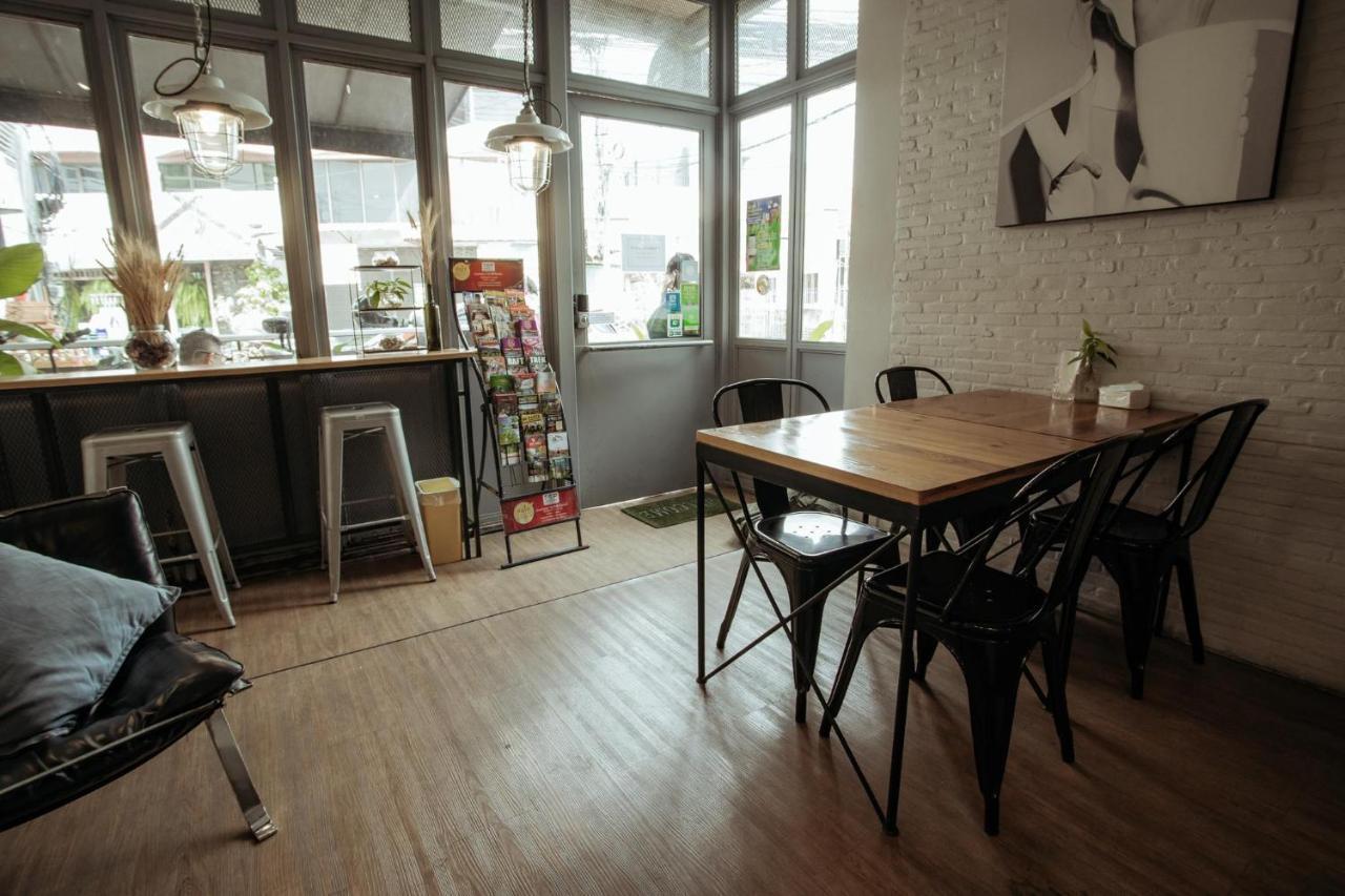Bed and Breakfast Fashen Poshtel Чиангмай Экстерьер фото